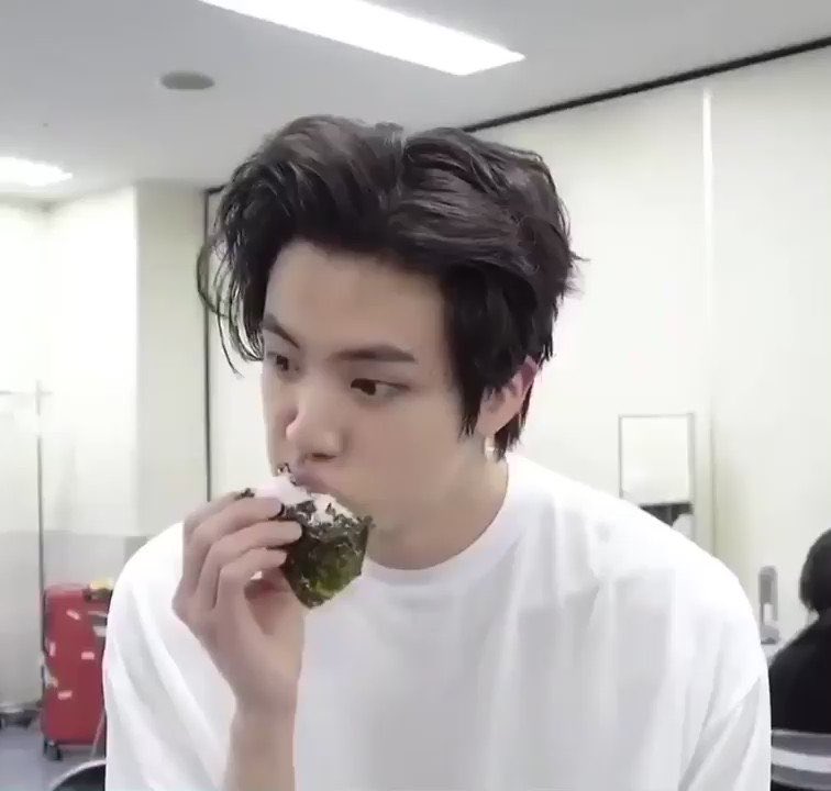 ItsLucasKim's tweet image. “Koreans and Japanese don’t eat rice with our hands”
Koreans and Japanese: