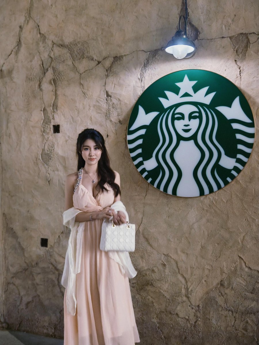 ff6_js's tweet image. 🕶️ She’s in her own lane, no traffic there.