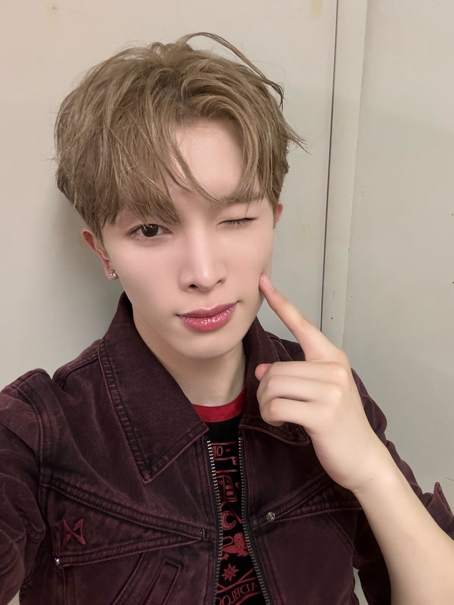 [#DONGYEON]
여러분 안녕하세요! 오늘 일본에서의 콘서트를 마쳤습니다! 다들 즐거우셨나요??? 정말 오랜만에 찾아온 일본이었는데, 저희와 함께 한 순간이 즐거운 순간이 되시길 바라는 마음으로 왔거든요! 특별한 순간을 만들어드리고 싶었는데 되려 특별한 순간을 선물받은 기분을 느꼈어요. 저희를