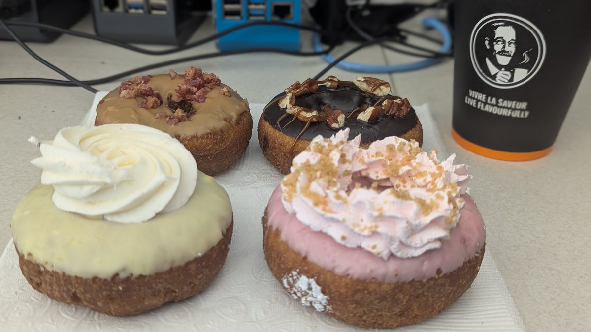 llmikex's tweet image. Сменил донатную на Maverick's Donut Co. Купил просто так две коробки 12x2 штук для команды. Чуть дороже чем Сингх Хортонс. Но качество вроде на высоте. Попросил одну коробку assorted, а вторую "surprise me!". Угадайте с чем донат в левом верхнем углу?