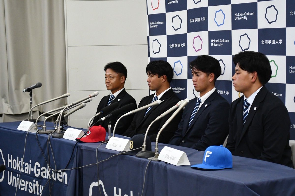 k_shimazaki30's tweet image. プロ野球ドラフト会議⚾️
🔴工藤泰己 
広島東洋カープ4位
🟦髙谷 舟 
オリックスブァハァローズ5位
🩵常谷拓輝 
北海道日本ハムファイターズ育成1位
残念ながら、目標は達成できませんでした。
しかし、北海道の同一チームから3人指名は、史上初との事。
また続報を⚾️