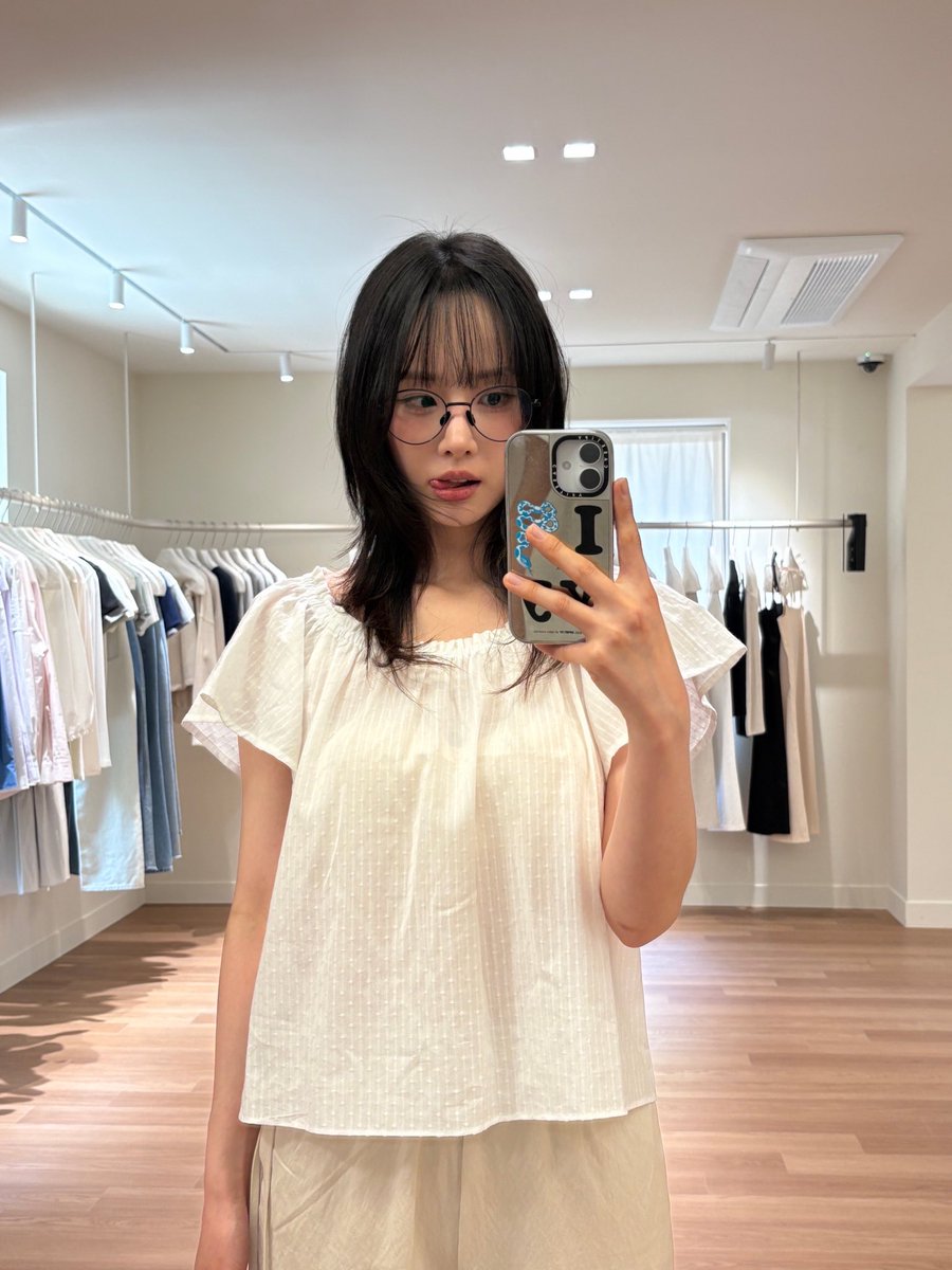 When I look at you มันฟ้องได้ด้วยตา 
รอเพียงเวลา เธอสนใจกันสักครั้ง
ฉันตะโกนในใจทุกวัน แต่มันดังไม่ถึงเธอสักที 
I want you to know เก็บไว้นานเท่าไร
รับรู้บ้างมั้ย ว่าทั้งหัวใจคนนี้ 
และในทุกนาที อยากพูดคำว่ารักคำนี้แค่ไหน