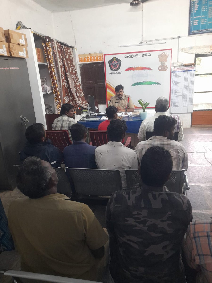 డిజే సౌండ్ సిస్టమ్ యజమానులతో సమావేశం నిర్వహించి, పండుగల సందర్భంగా పాటించవలసిన DO’s మరియు DON’Ts గురించి సూచనలు అందజేశారు. డిజే యజమానులు చట్టపరమైన నిబంధనలు, శబ్ద పరిమితులు, మరియు ప్రజా శాంతి భద్రతను కాపాడే విధంగా వ్యవహరించాలని సూచించారు.