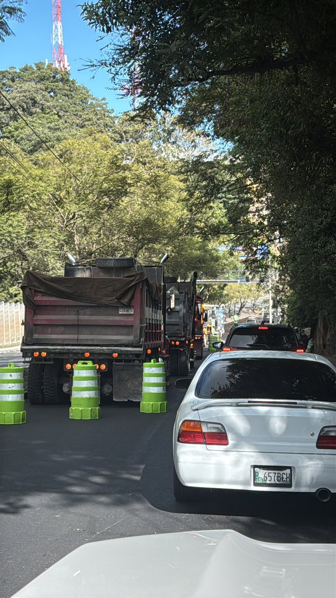cuicui7's tweet image. La @muniguate recapeando en zona 16 a las 8:40Am , que BELLEZA ! Con acciones como esta nos podemos dar cuenta que en lo que menos piensan es en el tráfico en la ciudad. INCREÍBLE!! @QuiqueGodoy