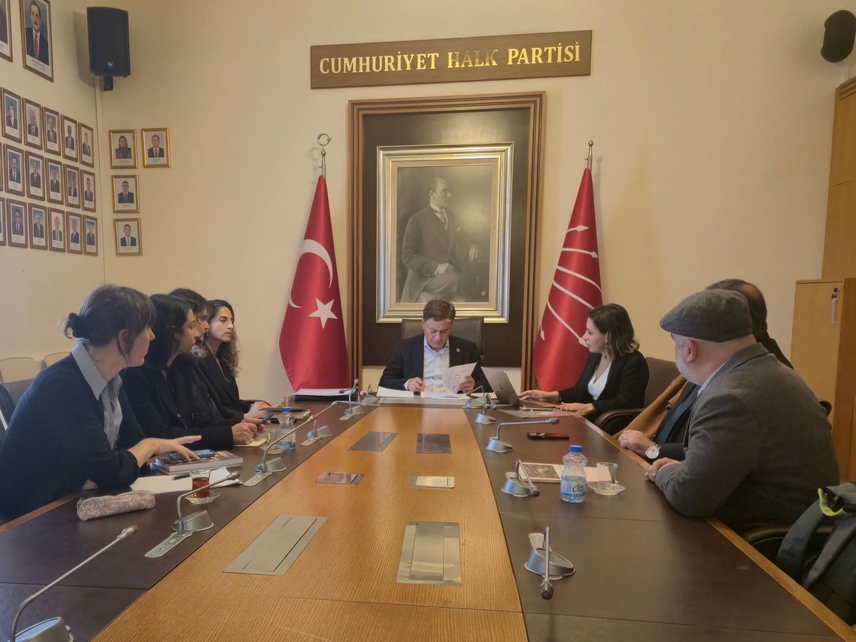 Bileşeni olduğumuz Eleştirel Barış Ağı (<a href="/baris_agi/">Eleştirel Barış Ağı</a> ) olarak Mecliste Dem Parti, CHP ve Yeni Yol Grubu ile görüşme yaptık. Ağ’ın çalışmalarından bahsedip raporlarımızı sunduk. Karşılıklı olarak sürece ve sivil topluma dair görüşlerimizi paylaştık.