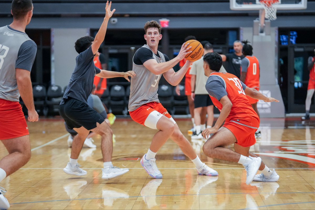UTRGVmbb's tweet image. Our faculty and staff joined us for an inside look at practice! 
We’re grateful for all you do to make UTRGV a place we’re proud to call home.✌️
#UTRGV #RallyTheValley