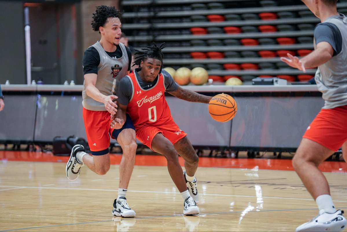 UTRGVmbb's tweet image. Our faculty and staff joined us for an inside look at practice! 
We’re grateful for all you do to make UTRGV a place we’re proud to call home.✌️
#UTRGV #RallyTheValley