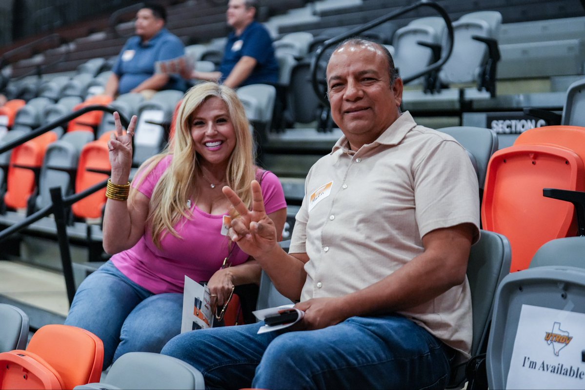 UTRGVmbb's tweet image. Our faculty and staff joined us for an inside look at practice! 
We’re grateful for all you do to make UTRGV a place we’re proud to call home.✌️
#UTRGV #RallyTheValley