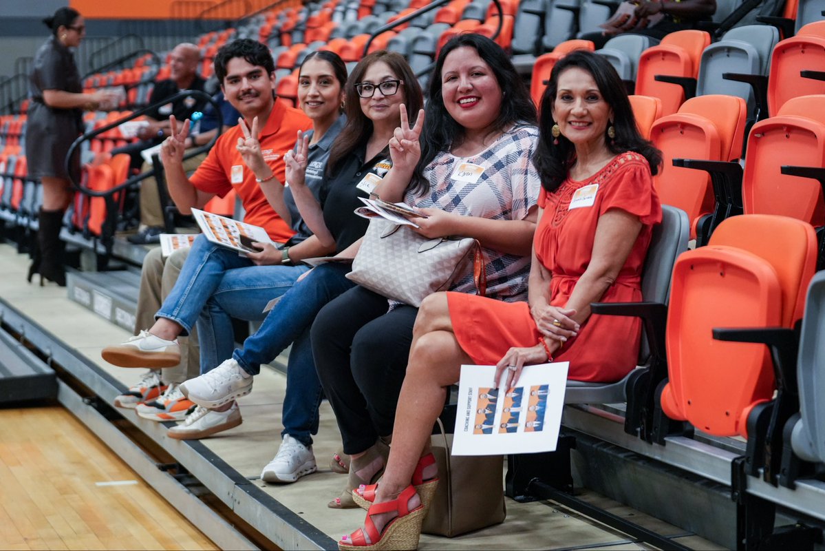 UTRGVmbb's tweet image. Our faculty and staff joined us for an inside look at practice! 
We’re grateful for all you do to make UTRGV a place we’re proud to call home.✌️
#UTRGV #RallyTheValley