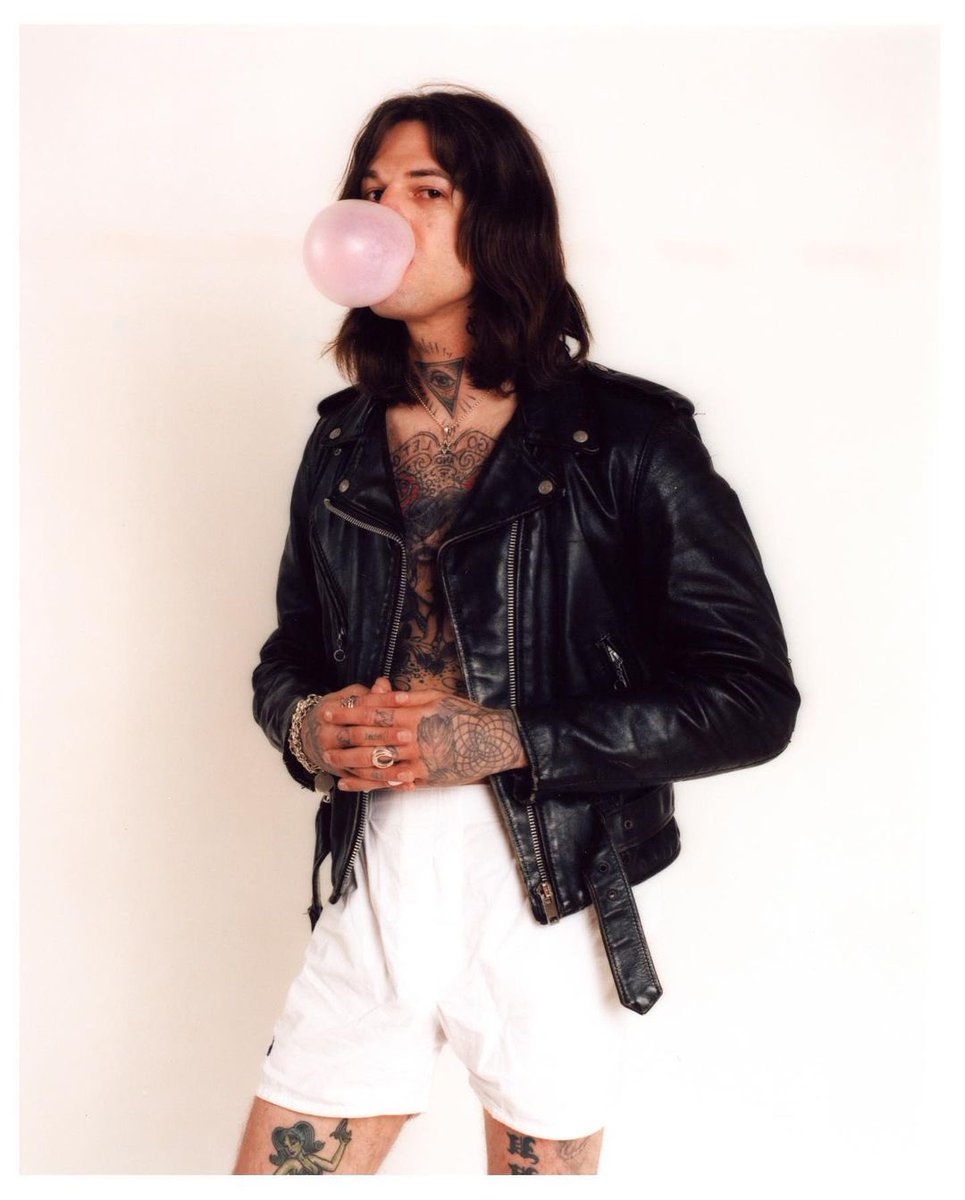 Já que o chiclete e o emoji de bolha está em pauta aqui na vizinhança: 

#ThrowbackNBHD Jesse Rutherford em 2021 por Sam Dameshek. 🫧
