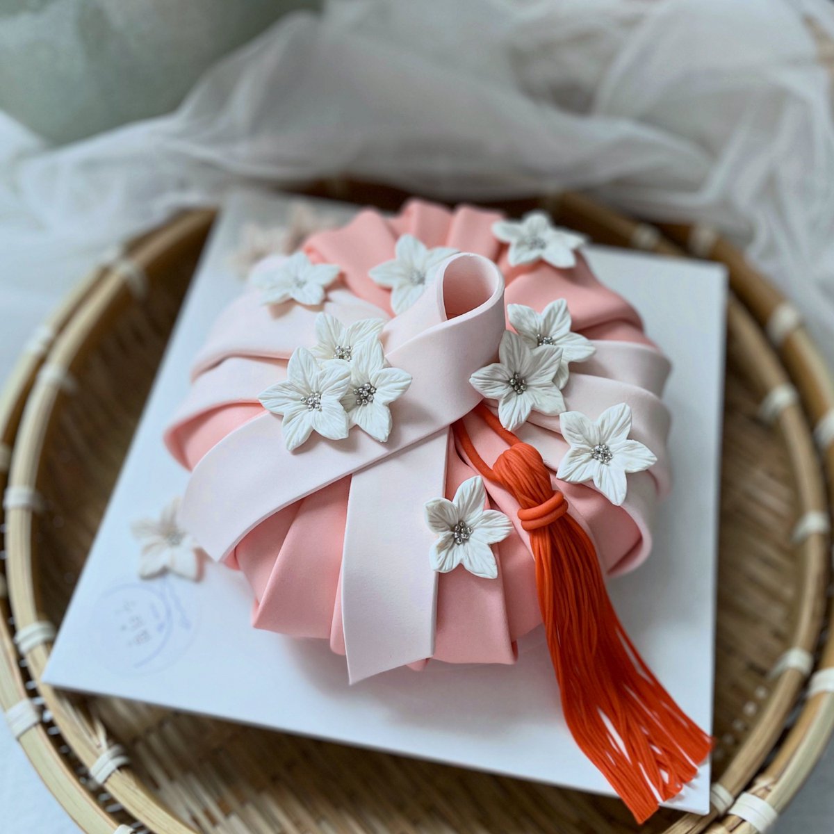 이 계정에 뜬금없지만 저희 어머니가 하시는 보자기케이크 공방입니다!! 요즘 홍보문제로 스트레스 받아하셔서 도움이 되고 싶은 마음에 올려봐요..주문/원데이클래스/정규수업 모두 진행하고 계세요 많은 관심 부탁드립니다..! instagram.com/su_ryeo_ham/