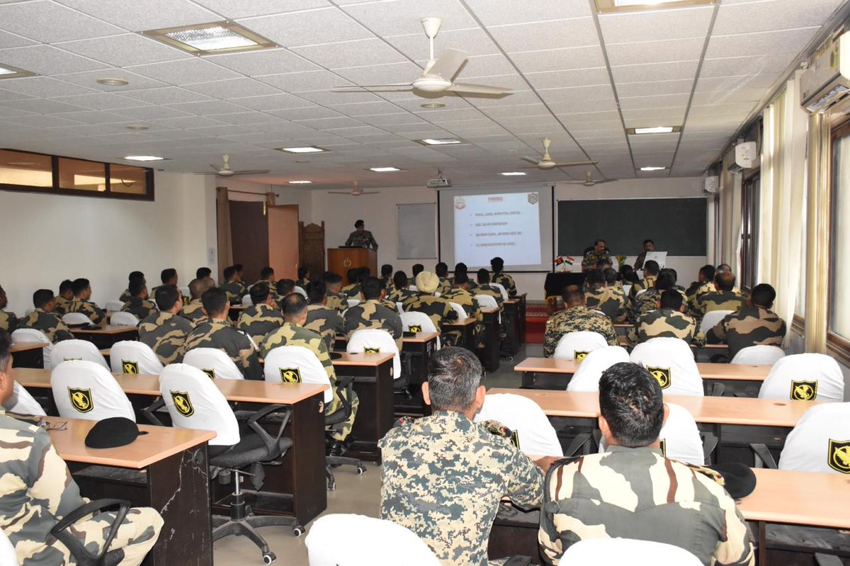 सीएसडब्ल्यूटी बीएसएफ इंदौर में आज प्लाटून वेपन्स (एसओ) कोर्स क्रमांक 50 का उद्घाटन  समारोह आयोजित किया गया। उपमहानिरीक्षक (मुख्य प्रशिक्षक) श्री वी. टी. कायरकर ने इस अवसर पर कोर्स के शुभारंभ की घोषणा की। 
<a href="/BSF_India/">BSF</a>
<a href="/BsfAcademyIndia/">BSF ACADEMY INDIA</a>