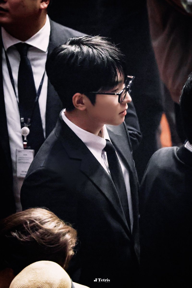 “นี่น่ะหรอ คู่แข่งที่จะมาแย่งประมูลที่วันนี้ น่าสนใจดี”

“พูดถึงคนอื่นก็พูดให้มันเบา ๆ ก็ได้ หรือกลัวผมไม่รู้ว่ากำลังพูดถึงผม”

“ผมไม่ได้สนใจอะไรคุณอยู่แล้ว”

“แล้วคิดว่าผมสนใจคุณหรือไง คุณรามิล”

“ถ้าผมชนะการประมูลครั้งนี้ ก็หวังว่าคุณจะไม่ต้องมาขอร้องอ้อนวอนผมนะครับ คุณคีรัน”