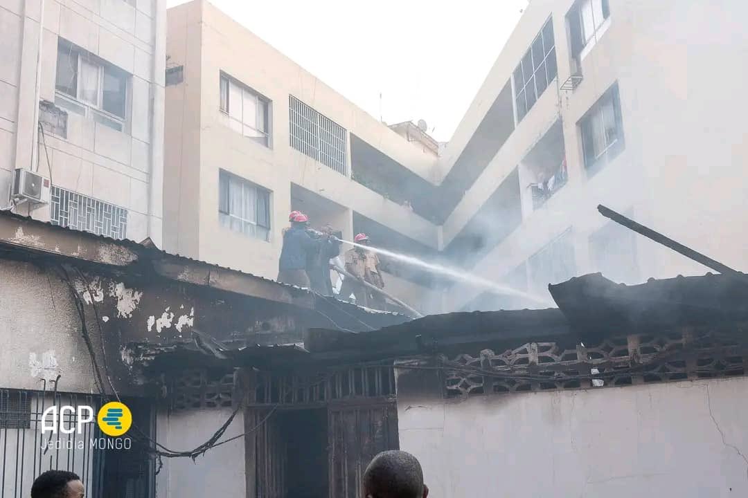 Kinshasa : arrestation de suspects après l’incendie criminel à la FEC à Kinshasa

Des présumés auteurs de l’incendie survenu à l’immeuble de la Fédération des entreprises du Congo (FEC), situé dans la commune de la Gombe à Kinshasa, ont été arrêtés ce mercredi 22 octobre par la