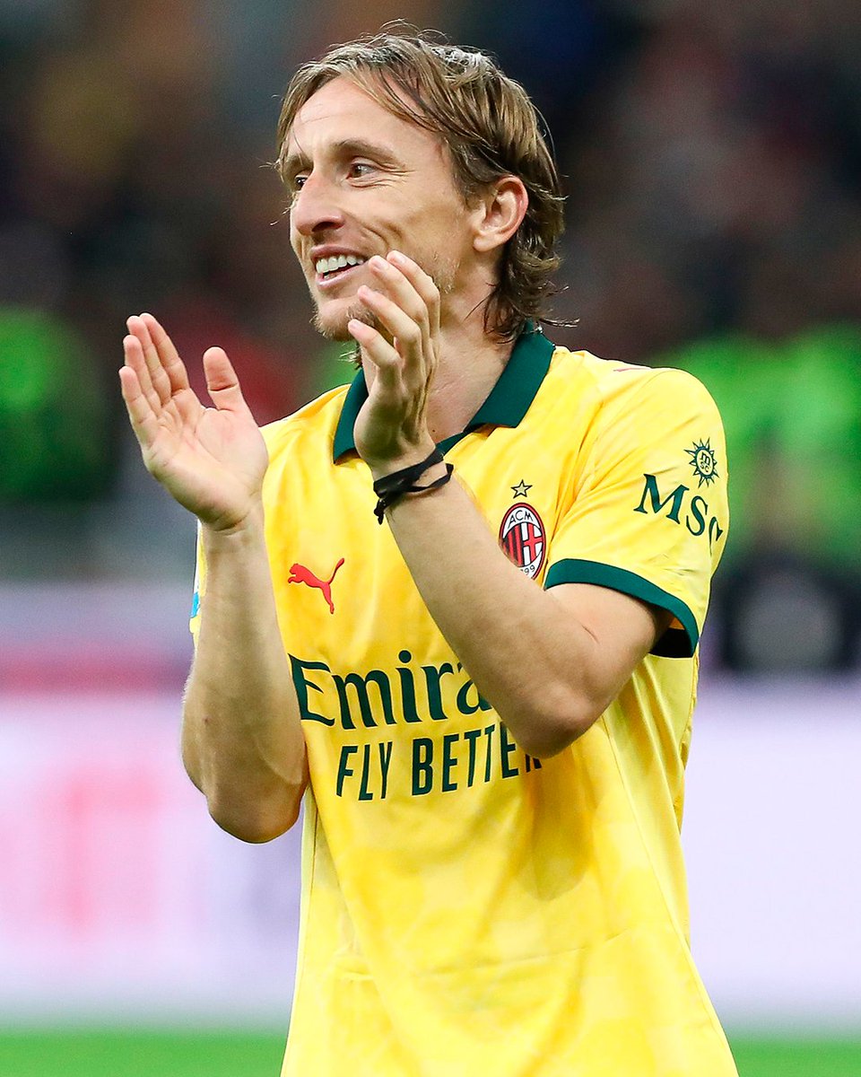 📲😂 Luka Modrić gifted his new AC Milan teammates a brand new iPhone so he didn’t have to sing an initiation song: 

🗣️ Santiago Giménez: “As soon as he arrived, he gifted a new iPhone to every player. We walked into the locker room and each of us had one on our seat.

Usually