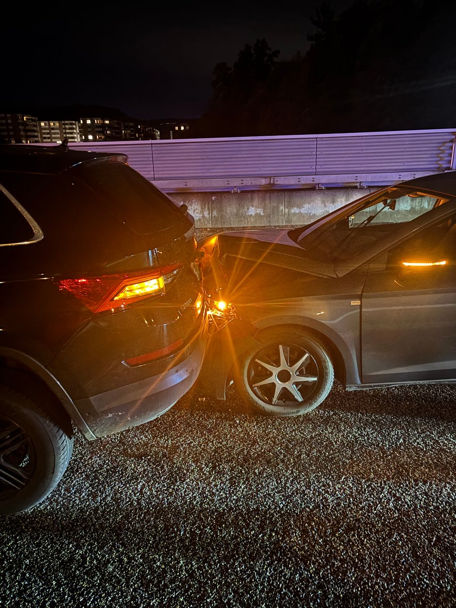 Am frühen Donnerstagmorgen fuhr ein serbischer Reisecar bei der Autobahnverzweigung Zürich-Süd rückwärts und verursachte eine Auffahrkollision mehrerer Fahrzeuge. Der vollbesetzte Reisebus fuhr dann weiter Richtung Chur.

zh.ch/de/news-uebers…
