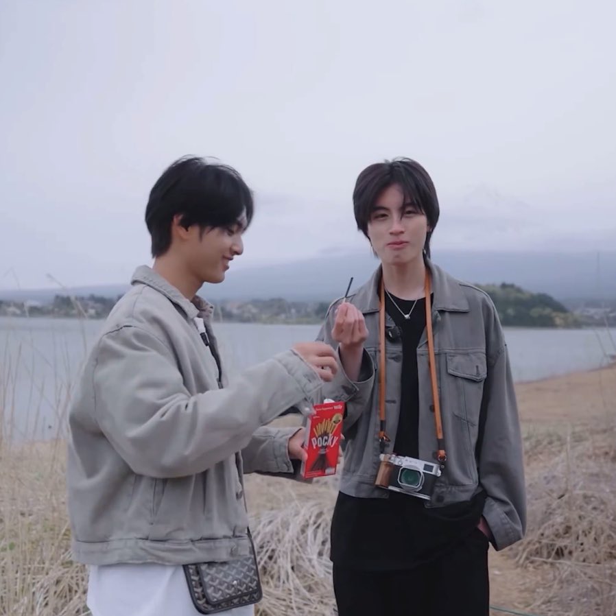 porporpiploy's tweet image. pocky chocolate มันอร่อยมากมั้ยลูก มันอร่อยจนยืนฮ้อบเลยหรอ แม่สงสัยมีใครแซวฮีมั้ย อาการฮีดูเขินเหมือนถูกจับได้ว่าแอบชอบคนข้างๆ