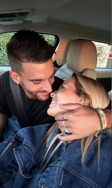 Ayer ví esta frase de Mario Benedetti y me acordé de Eddy y Violeta al momento. "Y cuando vi su sonrisa, lo supe. Esa era la sonrisa que quería ver siempre al despertar durante el resto de mi vida." #ViolediMTMAD36 
💙🧲💜