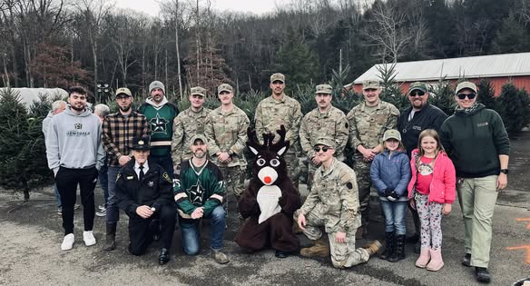 Trees4Troops's tweet image. Throwback 🎖️ In 2024, we proudly honored the Mytrysak Family of Indiana, PA, for their incredible Trees for Troops support. Over 100 trees donated each year, plus a full community celebration.

👏 We’re still thankful.
#TreesForTroops #ChristmasSpiritAward #SupportOurTroops