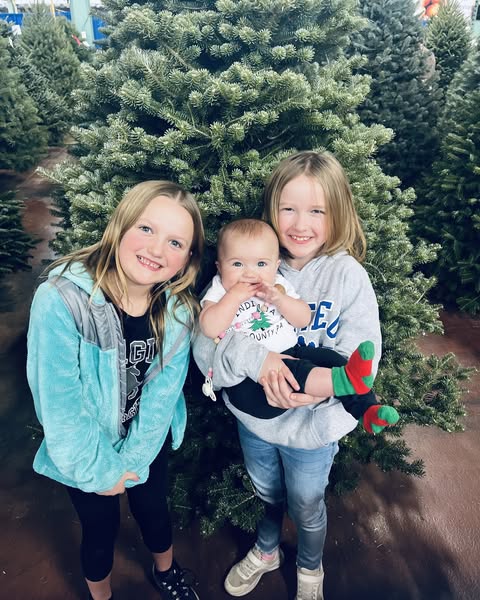 Trees4Troops's tweet image. Throwback 🎖️ In 2024, we proudly honored the Mytrysak Family of Indiana, PA, for their incredible Trees for Troops support. Over 100 trees donated each year, plus a full community celebration.

👏 We’re still thankful.
#TreesForTroops #ChristmasSpiritAward #SupportOurTroops