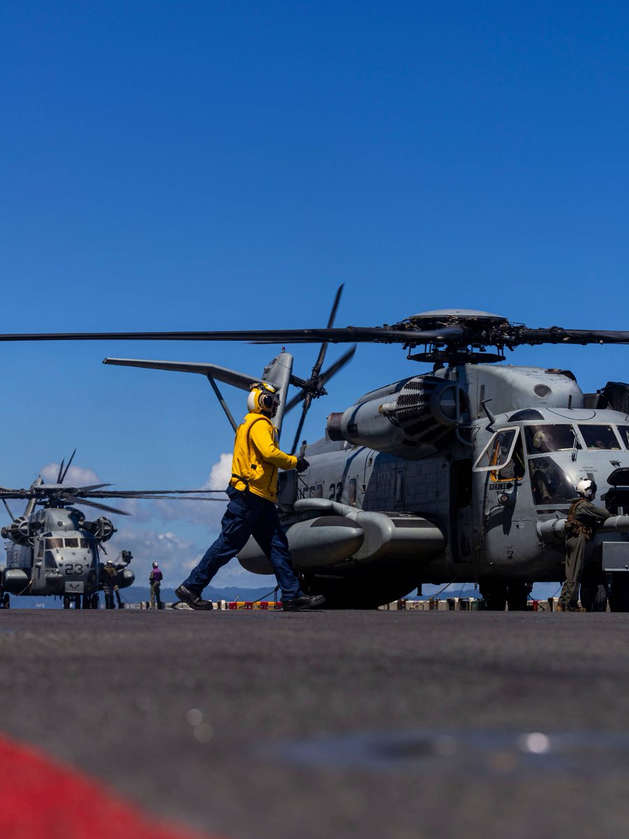 MARFORSOUTH's tweet image. Two CH-53 Super Stallions from VMM-263 (Rein.) land on the flight deck of USS Iwo Jima (LHD 7) in the Caribbean Sea as U.S. forces supported @Southcom missions and presidential priorities. #USMC #SOUTHCOM #IwoJima #VMM263 #Marines
