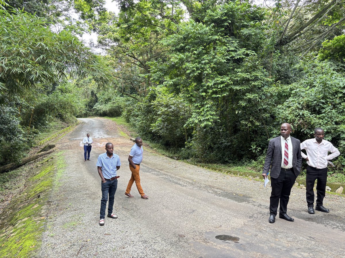 DaisyAgaba9's tweet photo. 🚧 The PPDA team led by Regional Manager @CliveBirungi , together with the Bushenyi DLG A-CAO and engineers 👷🏾‍♂️👷🏽‍♀️, conducted a follow-up visit to the Kalinzu Eco-Tourism Road 🌿 to review progress on issues earlier escalated to the Authority through the (CMS) 💻💪✨
#PPDA #CMS https://t.co/rbz8c8avc6