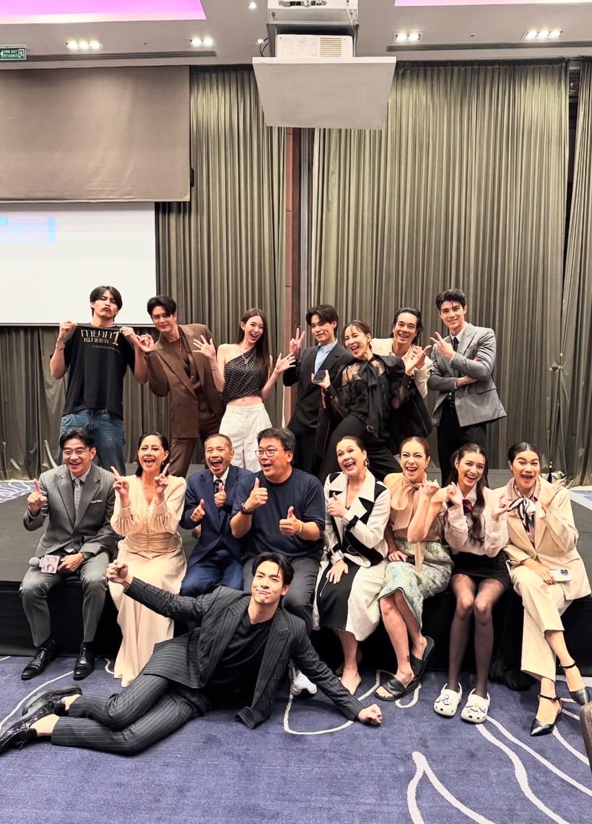 ที่สุดเลย ขอบคุณผู้ใหญที่ให้โอกาส 
พี่ๆนักแสดงที่ช่วยซัพพอร์ตอย่างดี
ขอบคุณแฟนละครทุกคนครับ 🙏🏻
#ทายาทหมายเลข1
#ทายาทหมายเลข1ตอนจบ