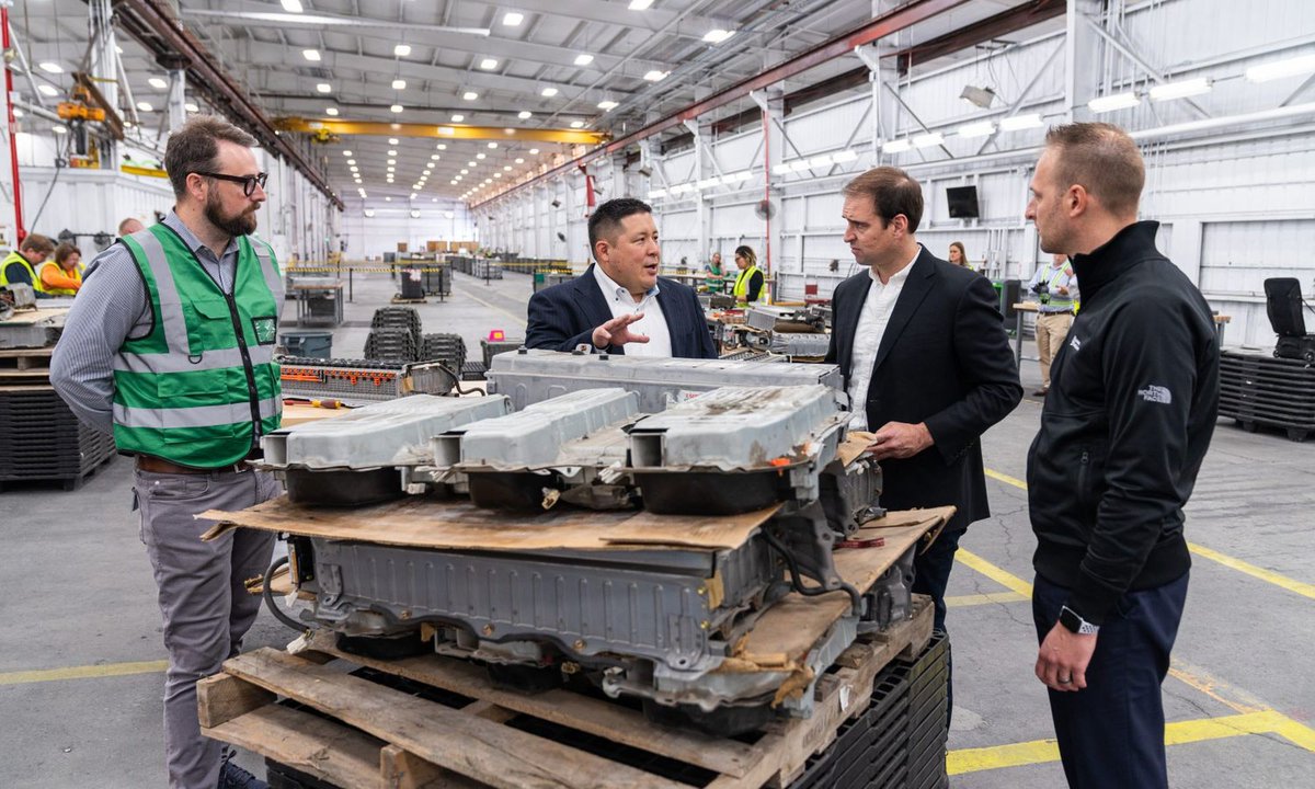 licarcommunity's tweet photo. 🔋 $350M Mega Investment in Startup Recycling Old Vehicle Batteries!

Redwood Materials, founded in 2017 by Tesla co-founder JB Straubel, raised $350 million in its latest funding round, with NVIDIA participating, reaching a $6 billion valuation.

The company, which recycles old vehicle batteries, laptops, phone batteries, and scooter batteries, and builds its own cathode active material production facility, has recently started developing large-scale energy storage systems from used batteries to serve the AI boom.

NVIDIA’s investment in this battery recycling startup is reportedly due to its storage activities. Redwood plans to connect 20 GWh of used battery capacity to the grid by 2028, significantly boosting its revenue stream from recycling and cathode production.