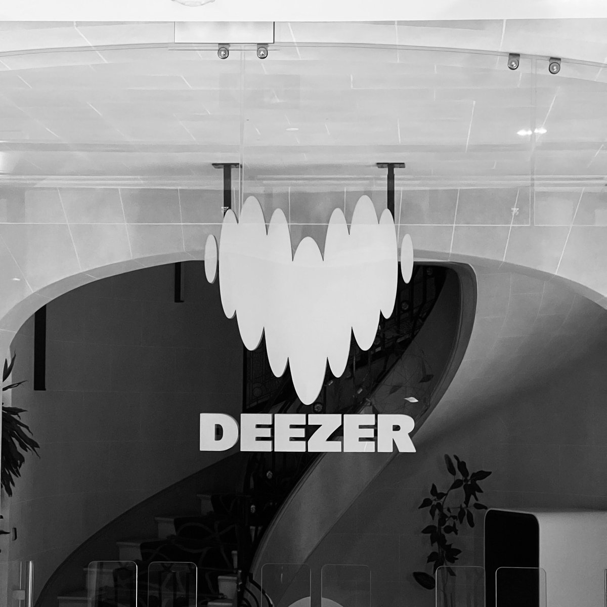 JohannCVL's tweet image. Last night&apos;s #GraphQLParis meetup at @DeezerFR  was a blast! 🎉
Celebrating 10 years of GraphQL with great talks and pizzas. Thanks, Deezer, for hosting! 💜
#GraphQL #ParisMeetup