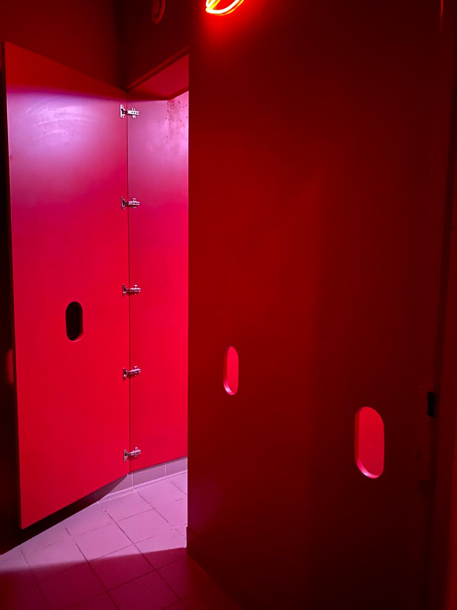 LA soirée SISSY FOLIES, édition 8, Samedi 17 mai (@foliessissy) on Twitter photo Ah, le glory-hole de Sissy Folies...On s’y perd sans remords, on s’y retrouve avec joie et l’on goûte, lors de la nuit si belle, ce que le jour n’a pas. Deux regards se croisent (ou pas). Qui, à genoux ou debout déploiera tout son talent ? #22novembre #gloryhole #SissyFolies #IRL Ah, le glory-hole de Sissy Folies...On s’y perd sans remords, on s’y retrouve avec joie et l’on goûte, lors de la nuit si belle, ce que le jour n’a pas. Deux regards se croisent (ou pas). Qui, à genoux ou debout déploiera tout son talent ? #22novembre #gloryhole #SissyFolies #IRL