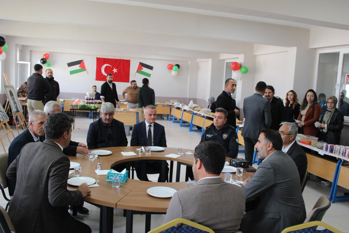 📌Kaymakamımız Sn. Erkan MİNUZ, ÇEDES (Çevreme Duyarlıyım, Değerlerime Sahip Çıkıyorum) Projesi kapsamında, Şehit Polis Yıldırım Günay Anadolu İmam Hatip Lisesi’nde GAZZE yararına düzenlenen kermese katıldı.