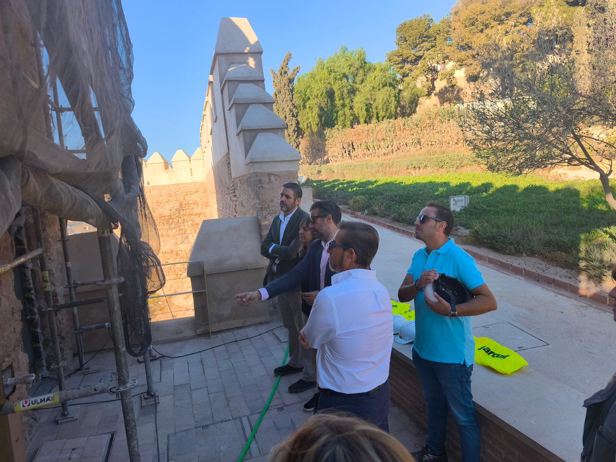 🏰 <a href="/AndaluciaJunta/">Junta de Andalucía</a> invierte más de 850.000 euros en la restauración de <a href="/AlcazabaAlmeria/">CM Alcazaba de Almería</a> y murallas del cerro de San Cristóbal.
DT de <a href="/CulturaAND/">Cultura Junta de Andalucía</a>, Juan José Alonso, visita las obras de restauración de la Torre de la Justicia y muralla sur, donde además habrá iluminación ornamental