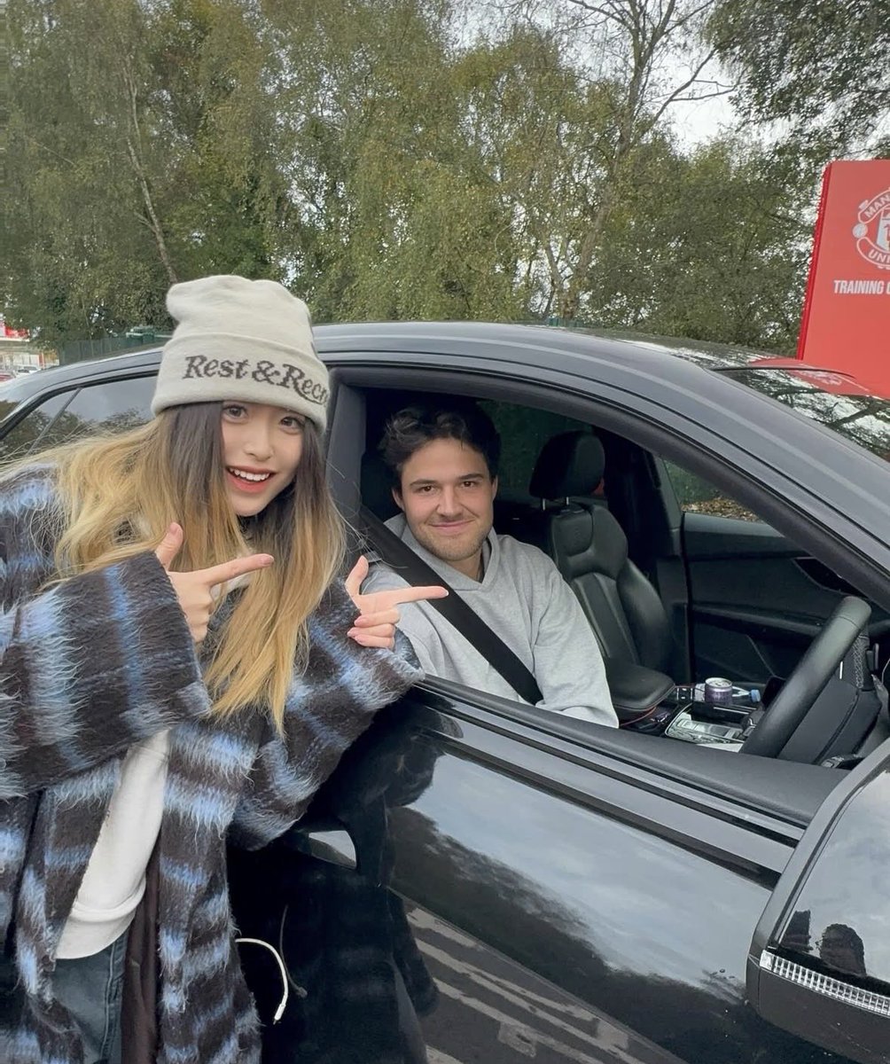 Utdtruthful's tweet image. 📸 - Senne Lammens with a fan outside Carrington. #MUFC [Yico_lu IG]
