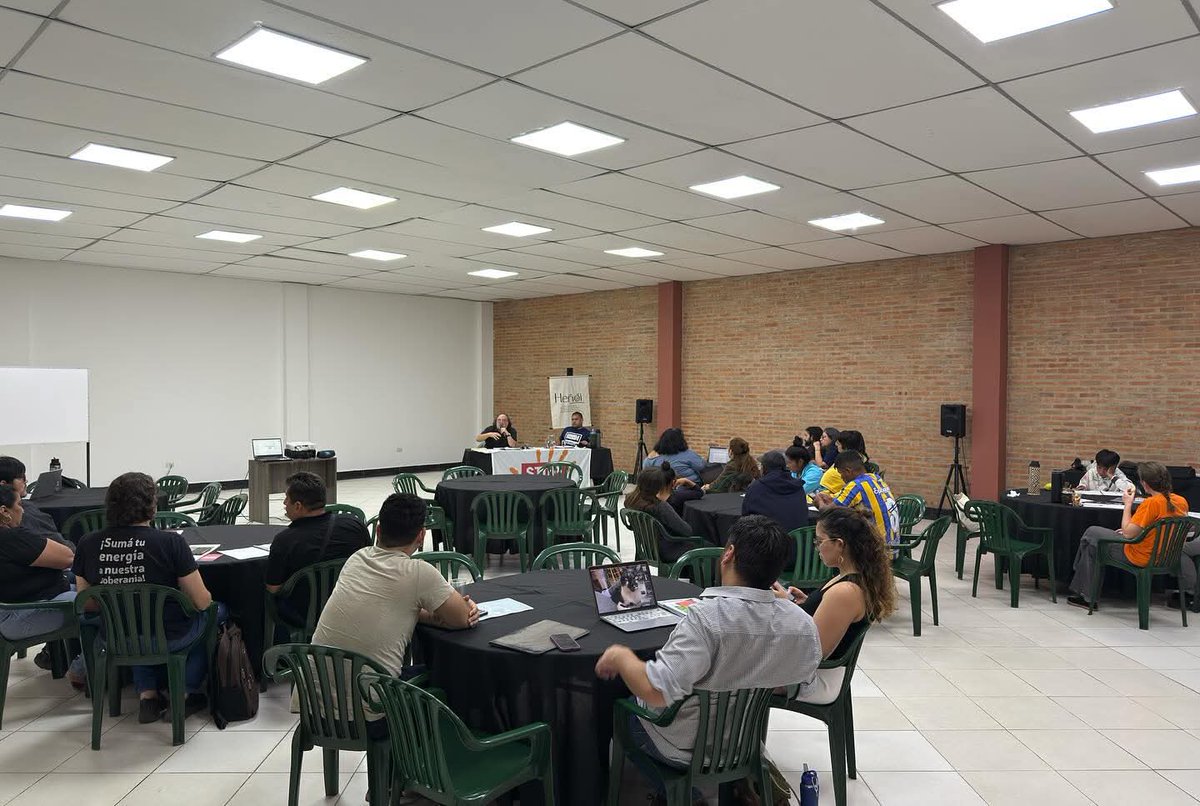 🌧️ Ni la lluvia detuvo nuestras voces.
Bajo un cielo gris sobre la capital, comenzó el I Foro Regional “Libre Comercio, Territorios Subordinados”.