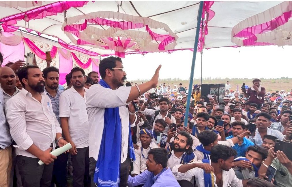 SunilAstay's tweet image. भिण्ड के सूरपुरा में जाटव समाज का बहिष्कार किया गया है। हम सर्व समाज के लोगों के बच्चों के लिए स्कूल वाहन, खेत जोतने, फसल बुआई, किराना की दुकान, दूध डेयरी, शादी ब्याह के लिए टेंट, डीजे , घोड़ी, लाइट और खाना बनाने के रसोइए और वेटर की संपूर्ण व्यवस्था भीमआर्मी करवायेगी, हम सूरपुरा…