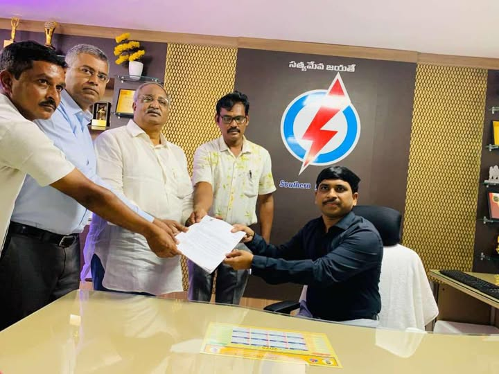 Today, A.B. Venkateswara Rao and other members of the Centre for Liberty met with Siva Shankar (IAS), the newly appointed Chairman of APSPDCL.

During the meeting, we submitted substantial evidence detailing corruption and irregularities amounting to thousands of crores of rupees