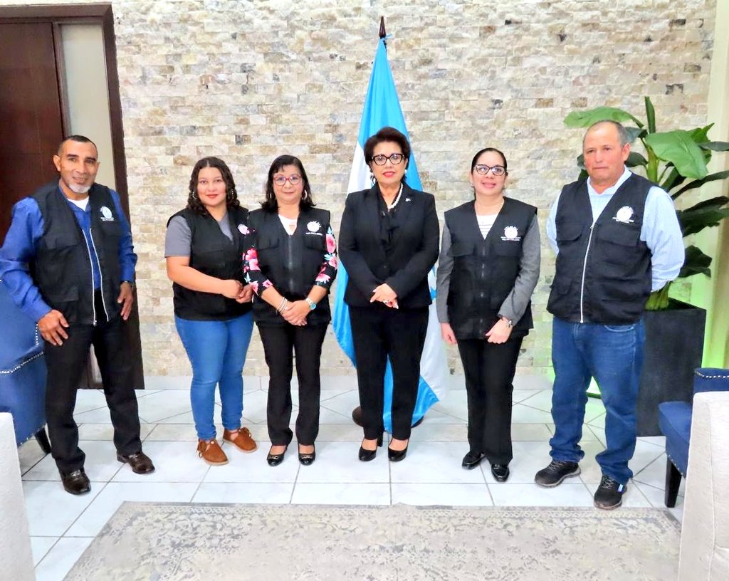 Ser parte activa del Servicio Nacional de Facilitadores Judiciales es un acto de servicio, de entrega y de compromiso con la paz.

Hoy, en el Dia del Facilitador Judicial Hondureño, envío mi saludo a cada líder comunitario que dedica su tiempo a escuchar, mediar y orientar. Les