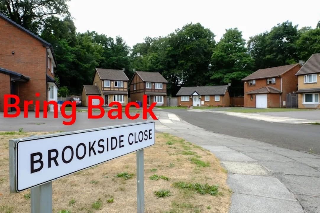 Luckystar1982's tweet photo. Last nights Hollyoaks / Brookside crossoverโฆ wow!! Really need to bring Brookie back to our tv screens! Very short but Already hooked back in.. we need more! @E4Tweets @Channel4
#Brookside
#BringBackBrookside
#BringBrooksideBack https://t.co/yV8crk9aEh