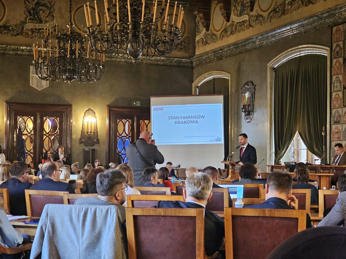 Dziś przed rozpoczęciem nadzwyczajnej sesji Rady Miasta Krakowa, zwołanej specjalnie z uwagi na gigantyczny dług miasta, odbyła się konferencja prasowa zorganizowana przez <a href="/RuchNarodowy/">Ruch Narodowy</a> / <a href="/KONFEDERACJA_/">Konfederacja</a>.  Podczas konferencji odnieśliśmy się do kluczowych zagadnień i