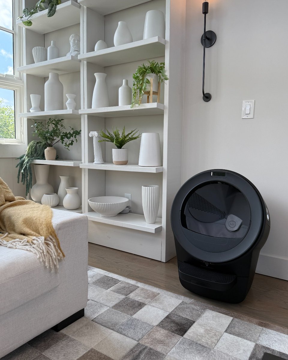 The smartest way to scoop? Don’t.
Fluent in both cat, and cat parent.

Say hello to the Litter-Robot 5 Pro. ✨