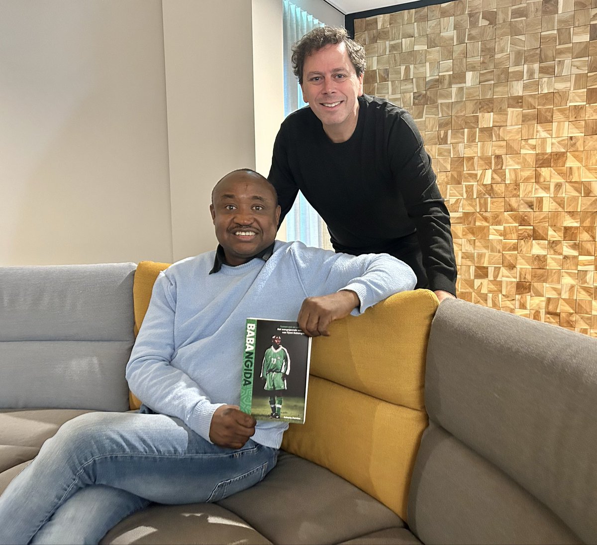 Op 18 november a.s. verschijnt de biografie van Tijani Babangida, nu al te bestellen bij de (online) boekhandels: ‘Tussen zon en schaduw’, het aangrijpende verhaal van Baba.