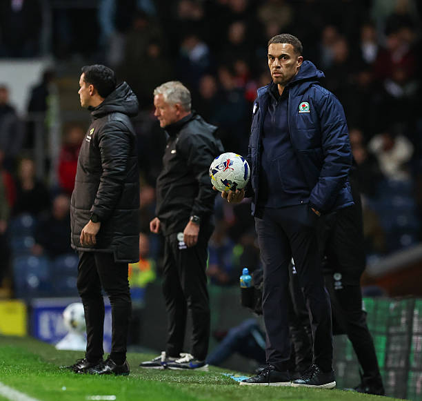 talkSPORT2's tweet photo. 🚨NOW: EFL Fan Network!

🎙️@Danfudge reacts to a dramatic week in the EFL! 🔥

#youtellme - when should clubs be able to change their manager? 🤔

🔘 Relegation for Rovers? @roversfanzine 🌹
🔘 Game over for Liam Manning? @BTBPodcastNCFC🦜
🔘 What next for Wycombe? @HeroesOfHP12 🪑
🔘 @OrientOutlook v @Staceywestblog 💪

Live 👉 https://t.co/AQUxM1uvo3
Listen back➡️ https://t.co/CoSEK60Ld9