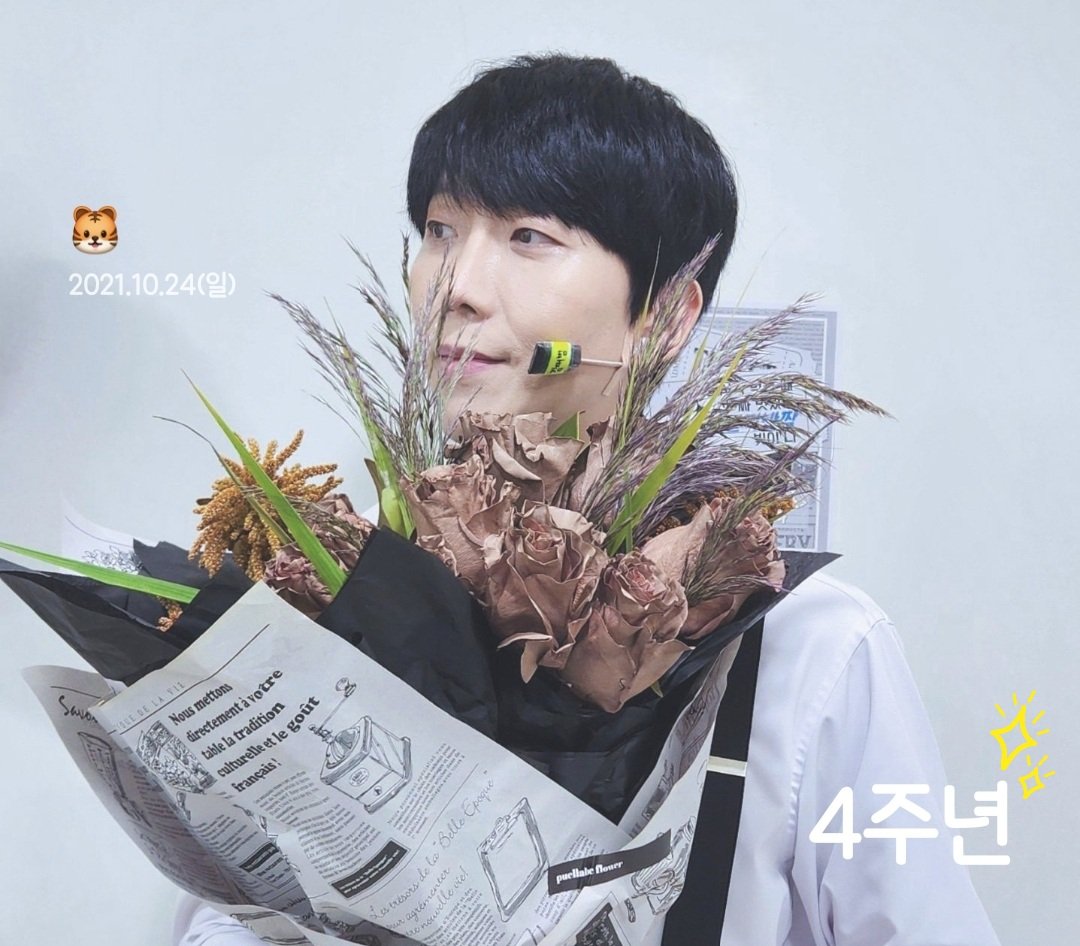 RT🤍
본진 인정 4주년이 되었다고요🥹 가족분들 진심으로 애정하고🫶 본진도 가족분들도 모두 건강하게! 앞으로도 잘 부탁드립니다 우리 오래오래 보아요(*&gt;∀&lt;*)

소소하지만 알티해주신 한분께 내년 🐯달력 드릴게요! 당발은 작업 끝나는 날에🙇‍♀️