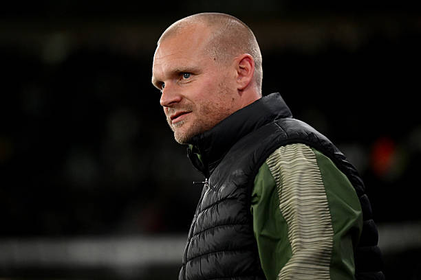 talkSPORT2's tweet photo. 🚨NOW: EFL Fan Network!

🎙️@Danfudge reacts to a dramatic week in the EFL! 🔥

#youtellme - when should clubs be able to change their manager? 🤔

🔘 Relegation for Rovers? @roversfanzine 🌹
🔘 Game over for Liam Manning? @BTBPodcastNCFC🦜
🔘 What next for Wycombe? @HeroesOfHP12 🪑
🔘 @OrientOutlook v @Staceywestblog 💪

Live 👉 https://t.co/AQUxM1uvo3
Listen back➡️ https://t.co/CoSEK60Ld9