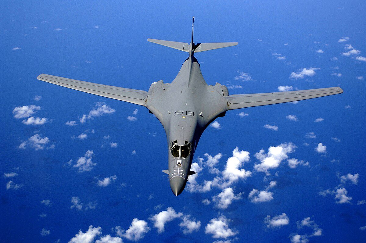 HipotesisPoder's tweet image. Dos bombarderos estratégicos estadounidenses B-1Bs han despegado de Florida y se dirigen a Venezuela, escoltados por cazas de quinta generación.
Los B-1Bs son de los bombarderos más poderosos de la Fuerza Aérea de EE.UU y han sido utilizados en ataques aéreos en Yemen, Siria,…