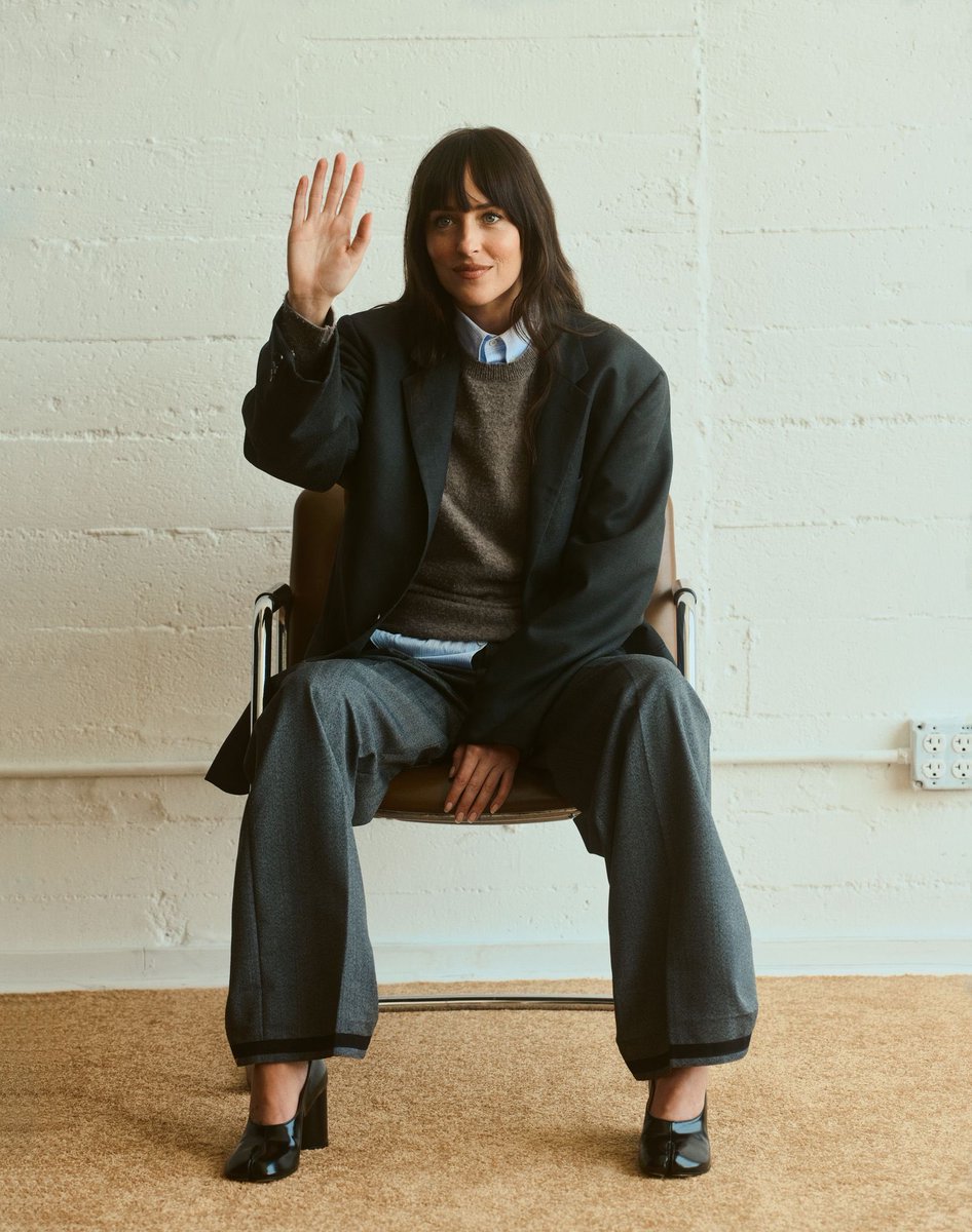 forANISTONN's tweet photo. all i need is just a high five from dakota johnson https://t.co/vHwtj7RFuK