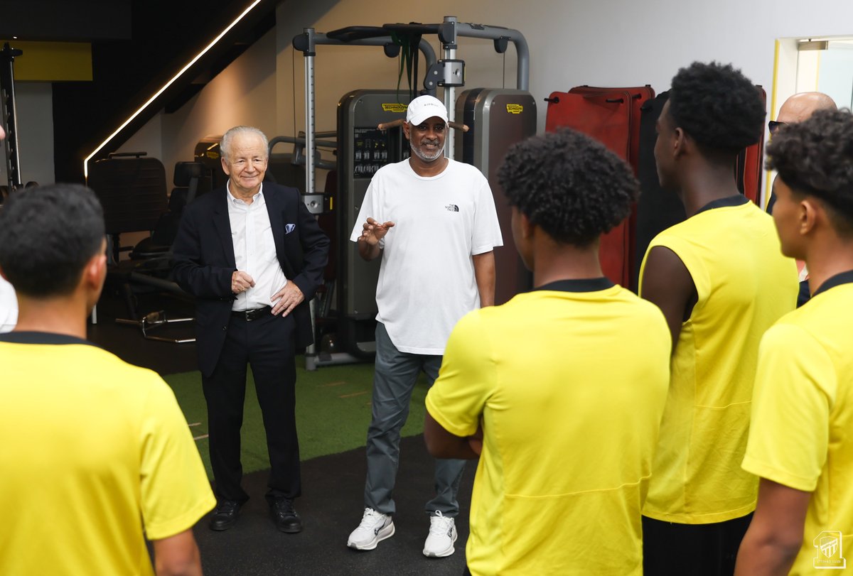 ittihad's tweet image. 📸| من زيارة المدرب السابق للفريق الأول لكرة القدم السيد ديمتري لمقر النادي 🤝💛