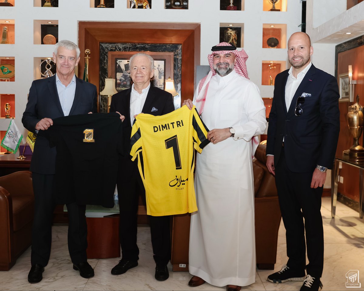 ittihad's tweet image. 📸| من زيارة المدرب السابق للفريق الأول لكرة القدم السيد ديمتري لمقر النادي 🤝💛