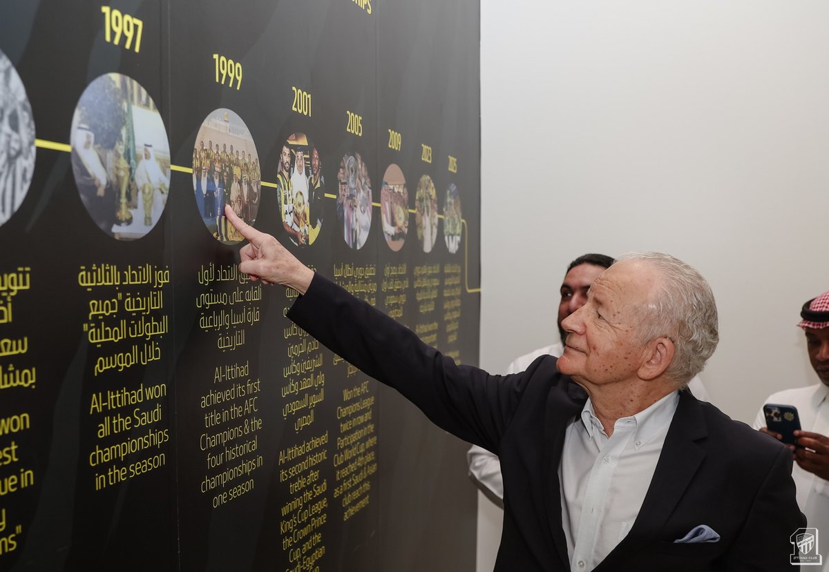 ittihad's tweet image. 📸| من زيارة المدرب السابق للفريق الأول لكرة القدم السيد ديمتري لمقر النادي 🤝💛