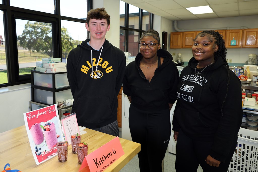 ValleyParkHS's tweet image. 🍪 Healthy never tasted so sweet! Culinary I students created low-sugar, high-fiber snacks, complete with packaging &amp;amp; a 1-min pitch. Kitchen 5 (Brayden, Gavin &amp;amp; Steven) took the win with their Strawberry Banana Bread! 😋👩‍🍳 #LimitlessLearning #VPPride
